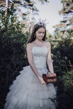 bir çam ormanında prenses