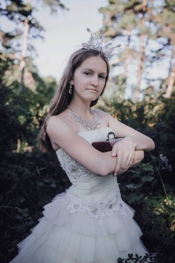 bir çam ormanında prenses