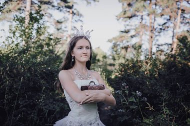 bir çam ormanında prenses