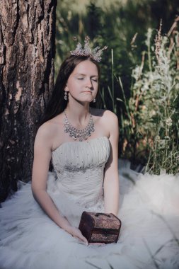 bir çam ormanında prenses