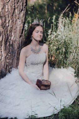 bir çam ormanında prenses