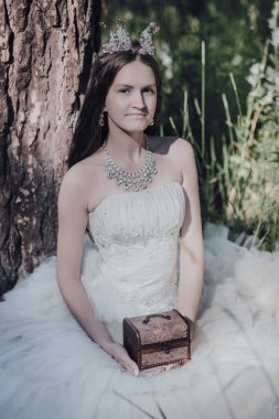 bir çam ormanında prenses