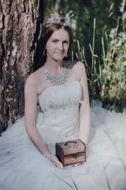 bir çam ormanında prenses