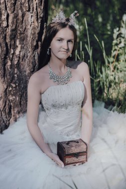 bir çam ormanında prenses