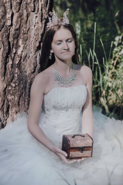 bir çam ormanında prenses