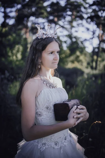 bir çam ormanında prenses