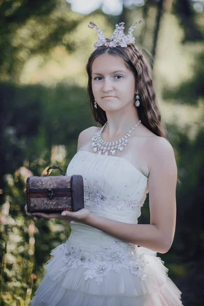 bir çam ormanında prenses