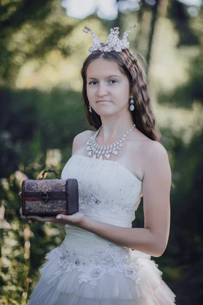 bir çam ormanında prenses