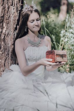 bir çam ormanında prenses