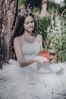 bir çam ormanında prenses