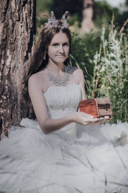 bir çam ormanında prenses