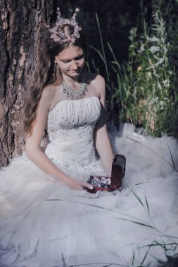 bir çam ormanında prenses