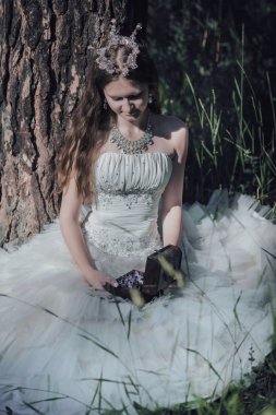 bir çam ormanında prenses