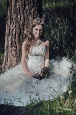 bir çam ormanında prenses