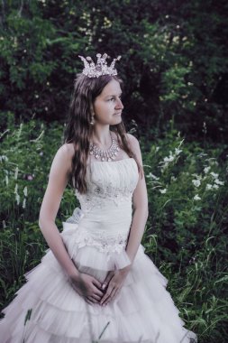 bir çam ormanında prenses