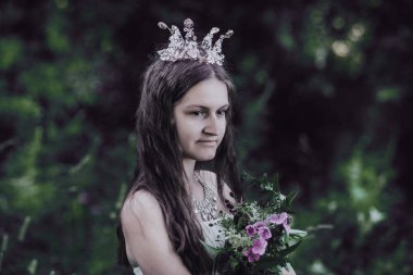 bir çam ormanında prenses