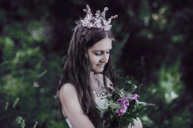 bir çam ormanında prenses