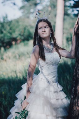 bir çam ormanında prenses