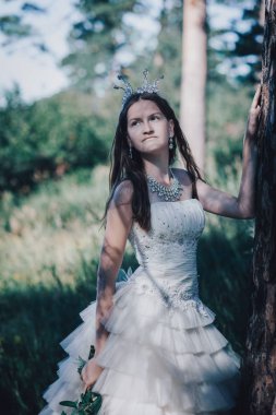 bir çam ormanında prenses