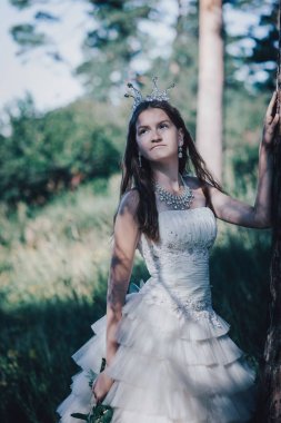 bir çam ormanında prenses