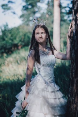 bir çam ormanında prenses