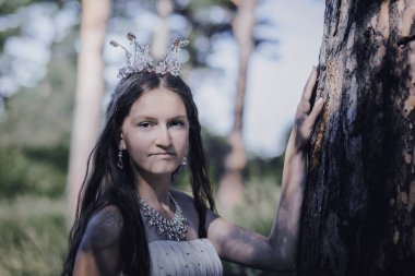 bir çam ormanında prenses