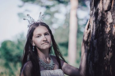 bir çam ormanında prenses