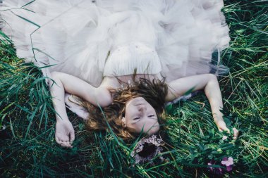 bir çam ormanında prenses