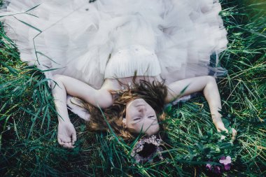 bir çam ormanında prenses