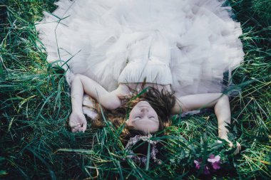 bir çam ormanında prenses