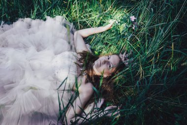 bir çam ormanında prenses