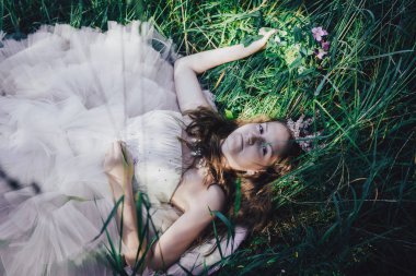 bir çam ormanında prenses