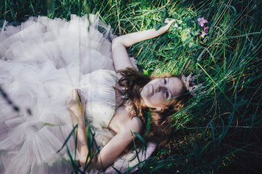 bir çam ormanında prenses