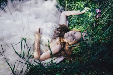 bir çam ormanında prenses