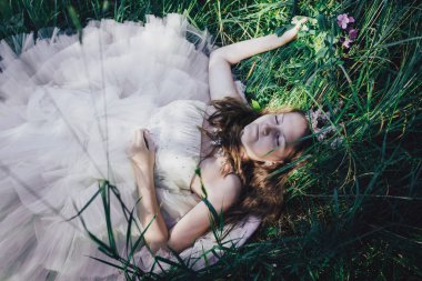 bir çam ormanında prenses