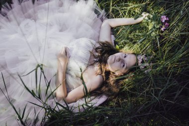 bir çam ormanında prenses