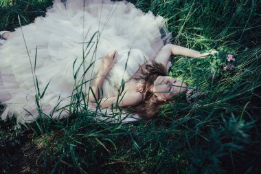 bir çam ormanında prenses