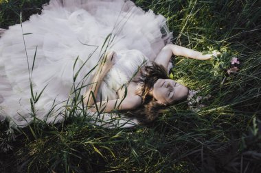 bir çam ormanında prenses