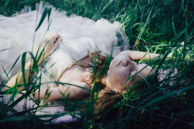 bir çam ormanında prenses