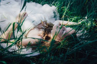 bir çam ormanında prenses