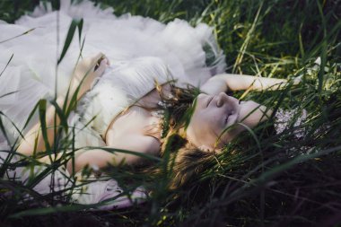 bir çam ormanında prenses