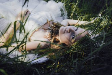 bir çam ormanında prenses