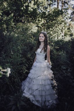 bir çam ormanında prenses