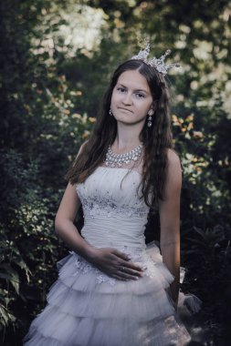 bir çam ormanında prenses