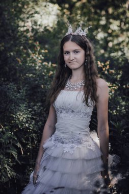 bir çam ormanında prenses