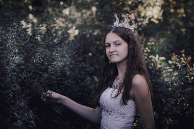 bir çam ormanında prenses