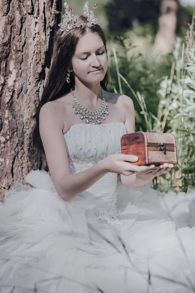 bir çam ormanında prenses