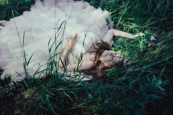 bir çam ormanında prenses