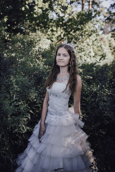 bir çam ormanında prenses