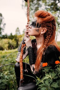 Ormanda etnik İskandinav kostümlü bir kız.